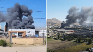 Bomberos combate incendio en industria de Conchalí