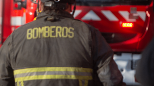 Bomberos combate incendio en barrio industrial de La Pintana