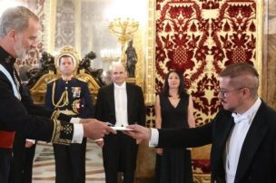 Embajador de Chile en España no fue a ceremonia del Rey Felipe porque estaba en feriado legal