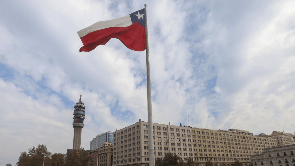 Ranking de The Economist indica que la democracia en Chile pasó de ser “plena” a una “defectuosa”