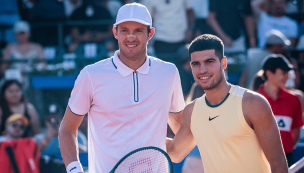 Carlos Alcaraz felicita a Nicolás Jarry por su paso a la final en el Argentina Open