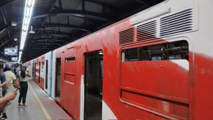 Grupo de encapuchados rayan vagones en estación San Joaquín del Metro de Santiago