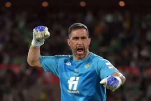 ¿Prepara su regreso? Claudio Bravo fue incluido en la nómina del Betis para la Conference League