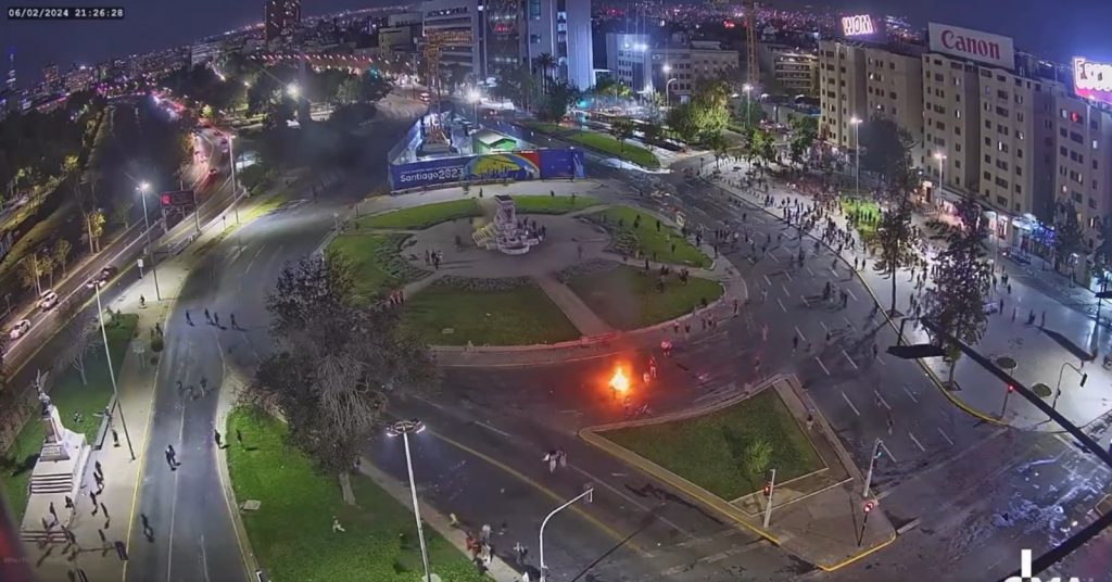Vándalos llegan a Plaza Italia para “celebrar” fallecimiento de expresidente Piñera: Tuvo que actuar Carabineros