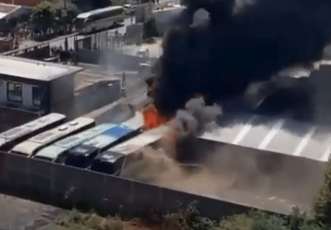 Incendio afecta a bodega de buses en Temuco