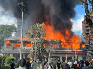 Reportan incendio en tres locales comerciales en el centro de Puerto Varas