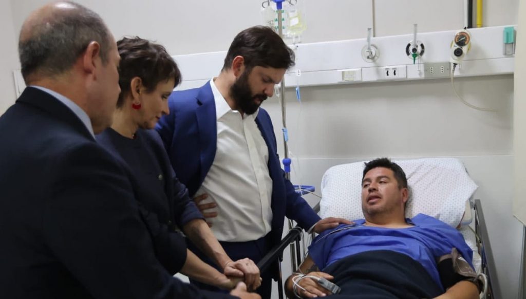Presidente Boric visita a comisario de la PDI que resultó herido en accidente de helicóptero