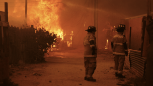 Autoridades mantienen toque de queda en zonas afectadas por los incendios forestales: No dieron información sobre personas detenidas