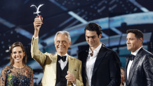 ¡Histórico! Andrea Bocelli recibió gaviotas con escritura Braille en el Festival de Viña del Mar