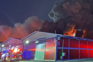 Pudahuel: Bomberos combate incendio que afecta bodegas de San Francisco