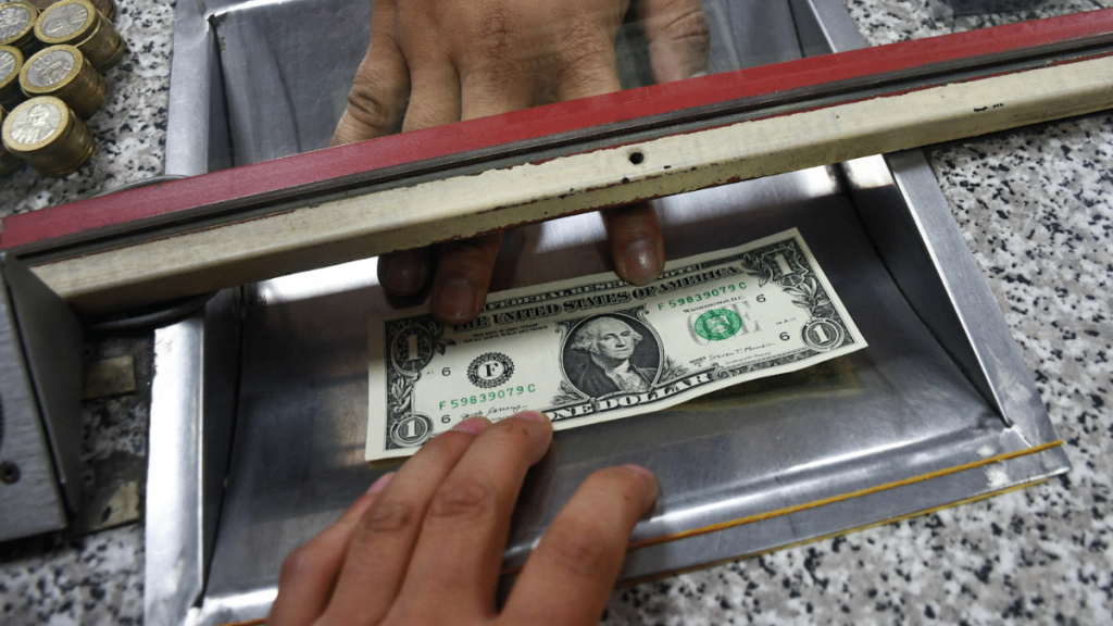 Dólar en Chile registra “escasos movimientos bajistas” en las primeras operaciones de este martes 20 de febrero