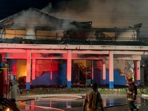 Dos bomberos lesionados tras gigantesco incendio estructural en Loncoche