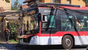 Bus RED choca poste de luz en Peñalolén