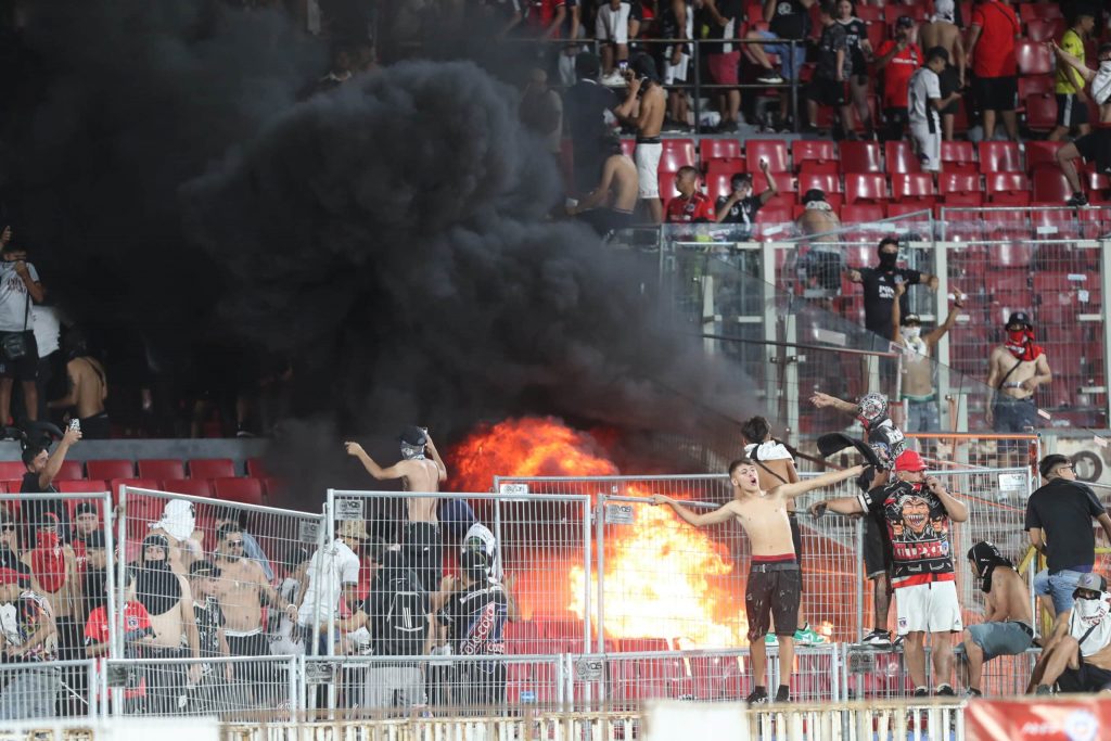 “También sabemos jugar sucio”: la amenaza de la Garra Blanca tras los castigos de la ANFP