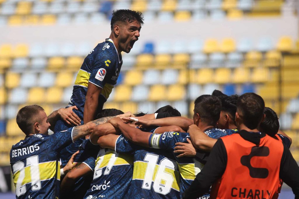 DT que debuta gana: Everton supera a Ñublense en frenético partido