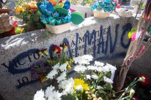 Tumba de Víctor Jara y Joan Turner fue vandalizada en Día del Joven Combatiente