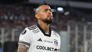 Se sube al avión: Arturo Vidal viaja junto a Colo-Colo para enfrentar a Trinidense