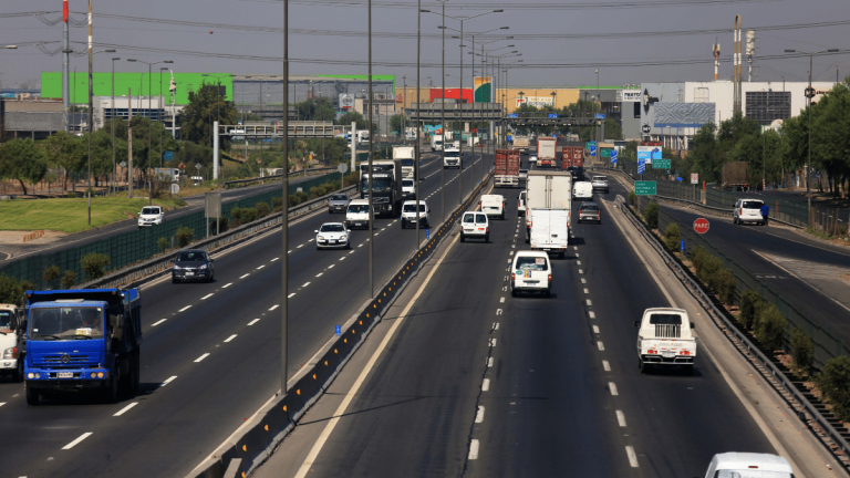 Camión es abandonado en plena vía de Vespucio Norte: Carabineros investiga el hecho