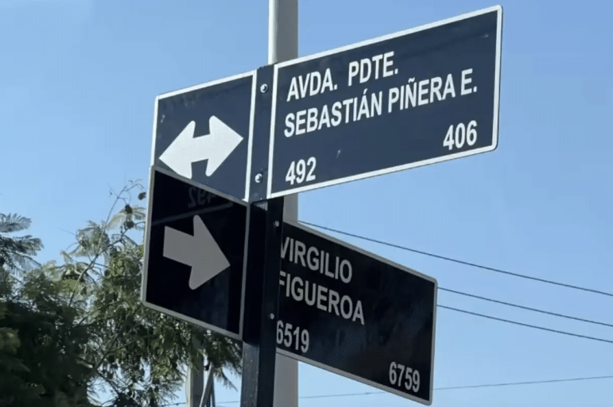 Instalación de señalética en nueva Avenida Presidente Sebastián Piñera Echenique en la comuna de Las Condes.