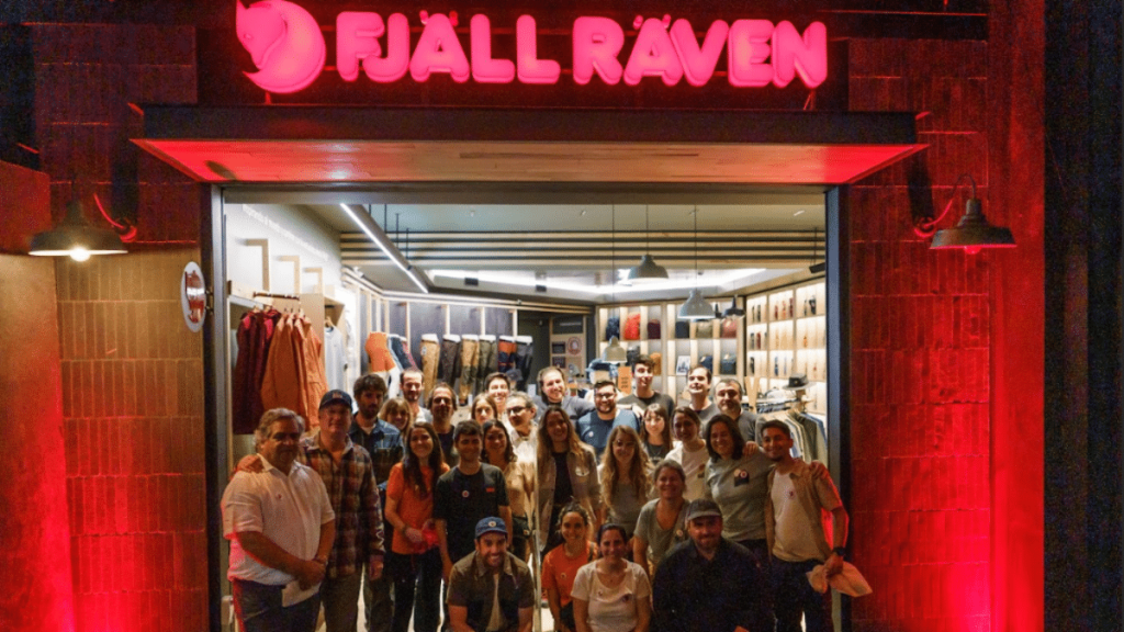 Fjällräven abrió su quinta tienda en Chile y anunció la realización de un trekking austral