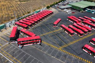 Experto en movilidad valoró incorporación de buses de dos pisos hacia el aeropuerto de Santiago y criticó a exdirector de Metro