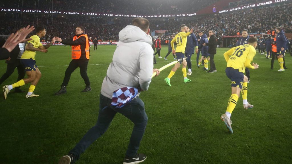 ¡Terrible! Barristas del Trabzonspor invaden la cancha y agreden a jugadores del Fenerbahçe