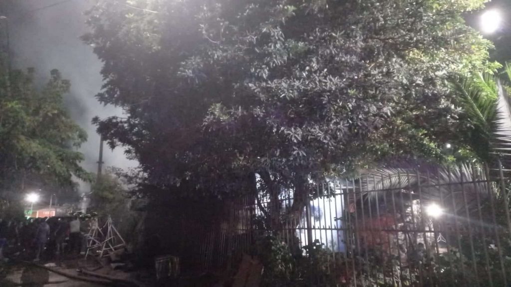 A eso de las 8:30 AM el Cuerpo de Bomneros de Santiago dio por finalizada la alarma de incendio que dejó a una pareja de adultos mayores fallecida.