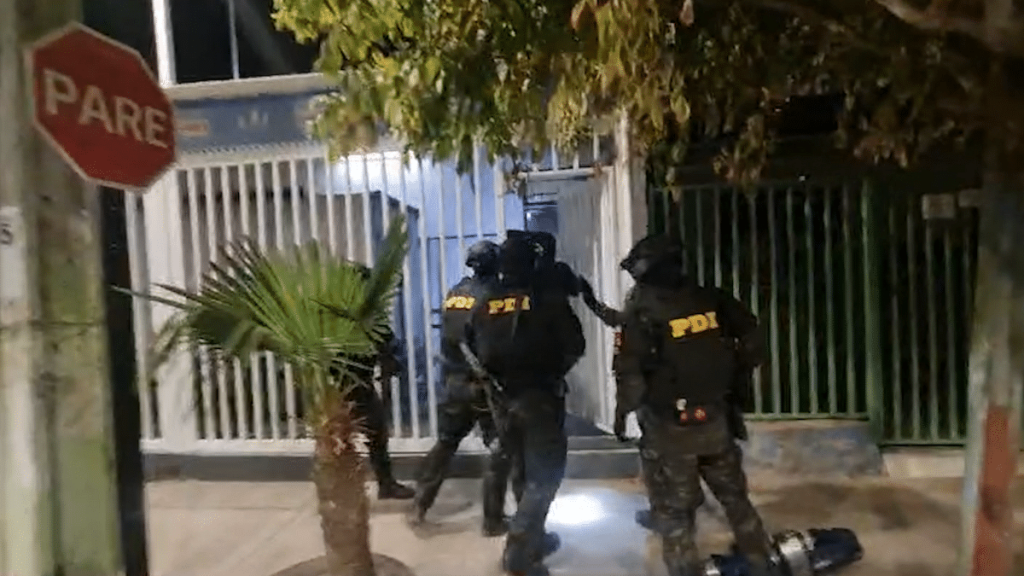Incautan gran cantidad de armamento tras allanamiento a seis domicilios de Puente Alto y San Ramón