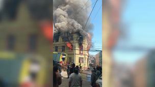 Valparaíso: Bomberos combate incendio que afecta a vivienda en Cerro Cordillera