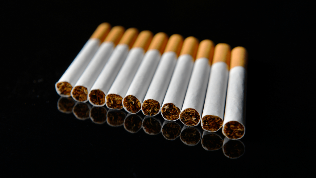 Investigador de MIDE UC por consumo de cigarro ilegal.