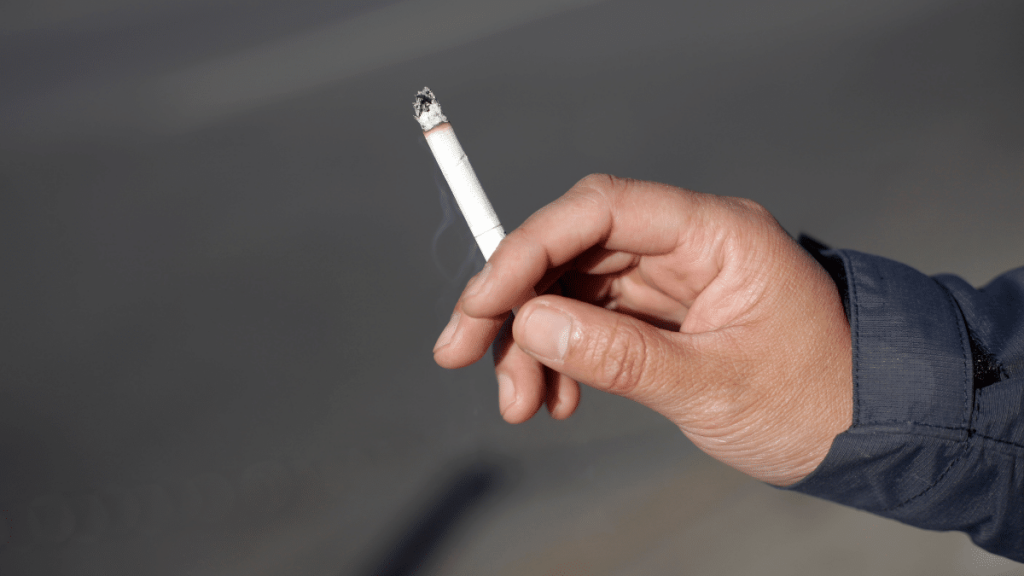 Investigador de MIDE UC por alza en consumo del cigarro ilegal: “El precio es un factor, pero no el único”