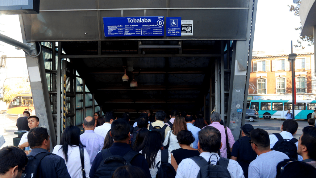 Metro suspende ruta expresa en Línea 4 por “falla técnica” en estación Tobalaba: Combinación disponible