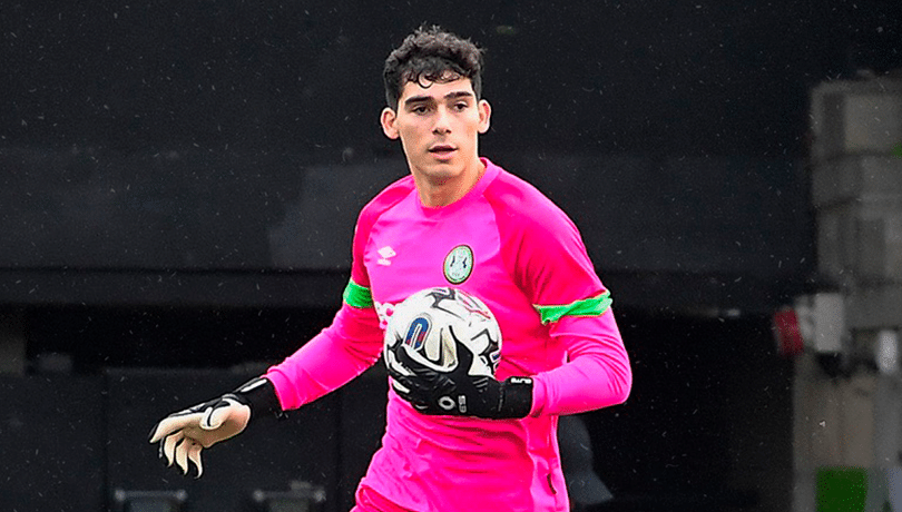 ¡Tapó un penal! Vicente Reyes es figura en triunfo de Forest Green Rovers