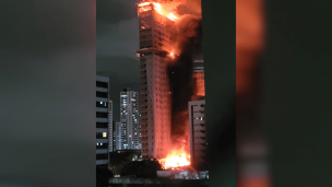 Brasil: Voraz incendio afectó a edificio en construcción de Recife