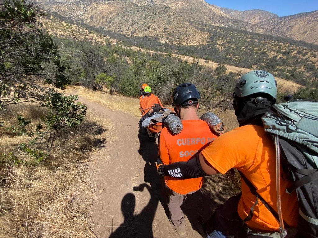 Socorro Andino y Carabineros rescatan a montañista lesionado en la Sierra de Ramón