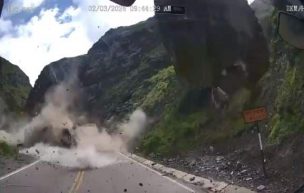 Video captó violento accidente en Perú: Camiones fueron aplastados por deslizamiento de rocas