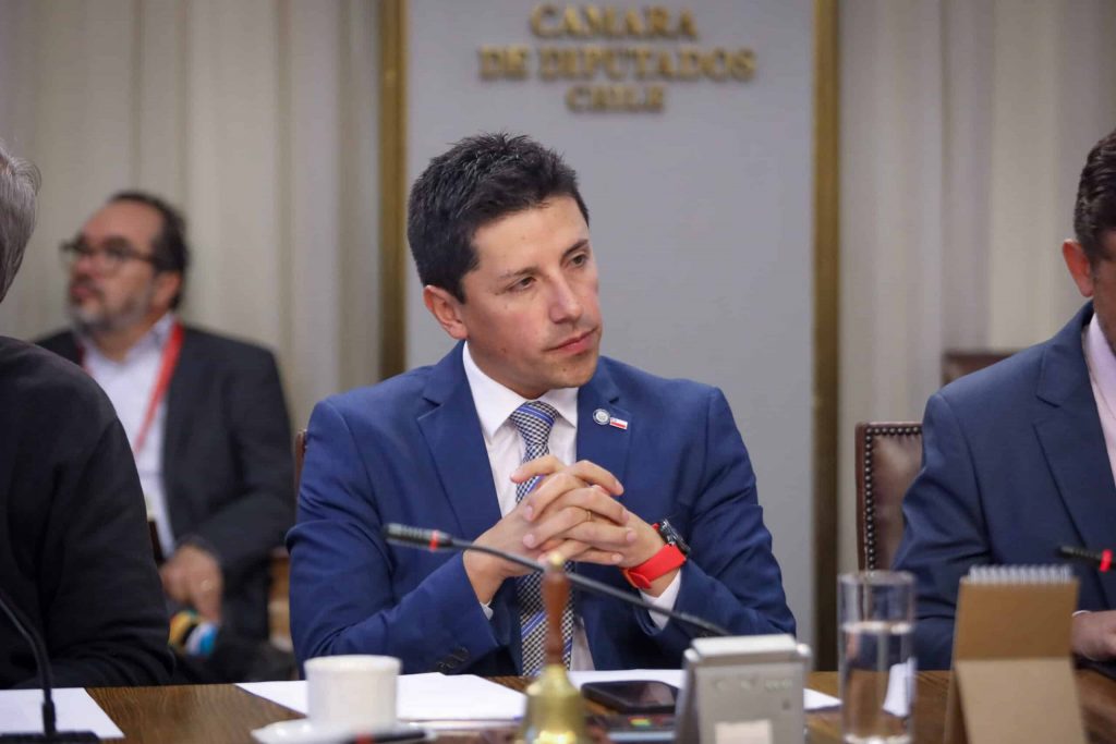 Diputado González solicita que aerolíneas entreguen listado de pasajeros en vuelos nacionales a Interior para control policial en línea