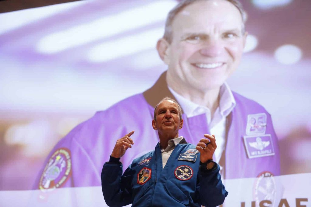 Fidae 2024: Astronauta de la Nasa se reunió con estudiantes chilenos