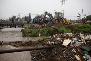 Maipú: Cruce en Camino Melipilla se mantiene inundado y genera congestión