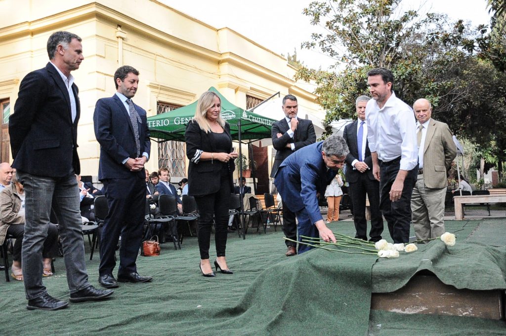 La directiva, diputados, senadores y dirigentes históricos de la UDI participan de romería en recuerdo de Jaime Guzmán, a 33 años de su muerte, en la tumba del Cementerio General.