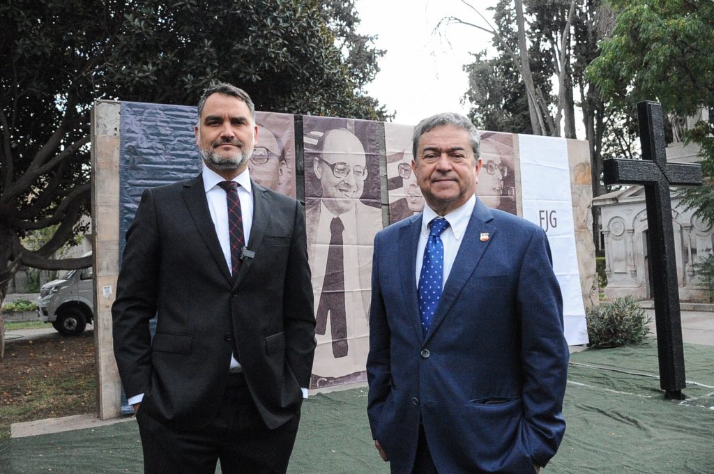 La directiva, diputados, senadores y dirigentes históricos de la UDI participan de romería en recuerdo de Jaime Guzmán, a 33 años de su muerte, en la tumba del Cementerio General.