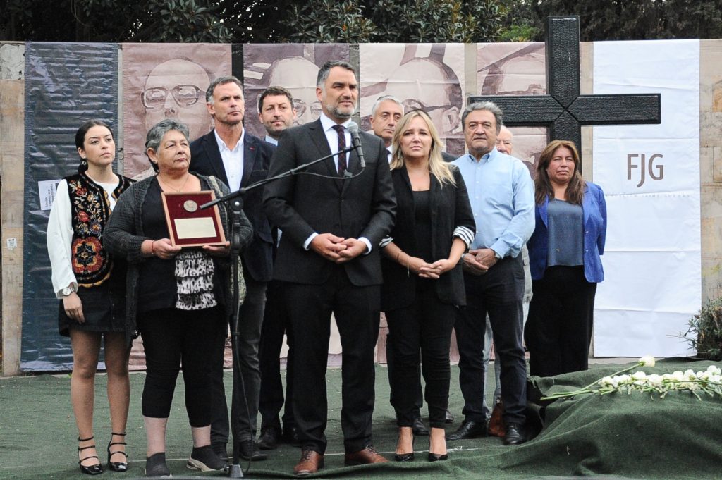 La directiva, diputados, senadores y dirigentes históricos de la UDI participan de romería en recuerdo de Jaime Guzmán, a 33 años de su muerte, en la tumba del Cementerio General.