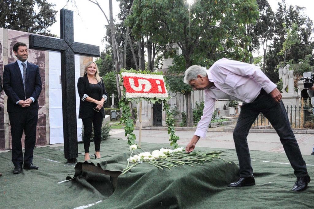 La directiva, diputados, senadores y dirigentes históricos de la UDI participan de romería en recuerdo de Jaime Guzmán, a 33 años de su muerte, en la tumba del Cementerio General.