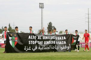 Árbitro denuncia lienzo utilizado por Palestino pidiendo un “Alto al genocidio en Gaza”