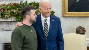 Biden reitera a Zelenski que enviará ayuda a Ucrania cuando el Congreso apruebe el fondo