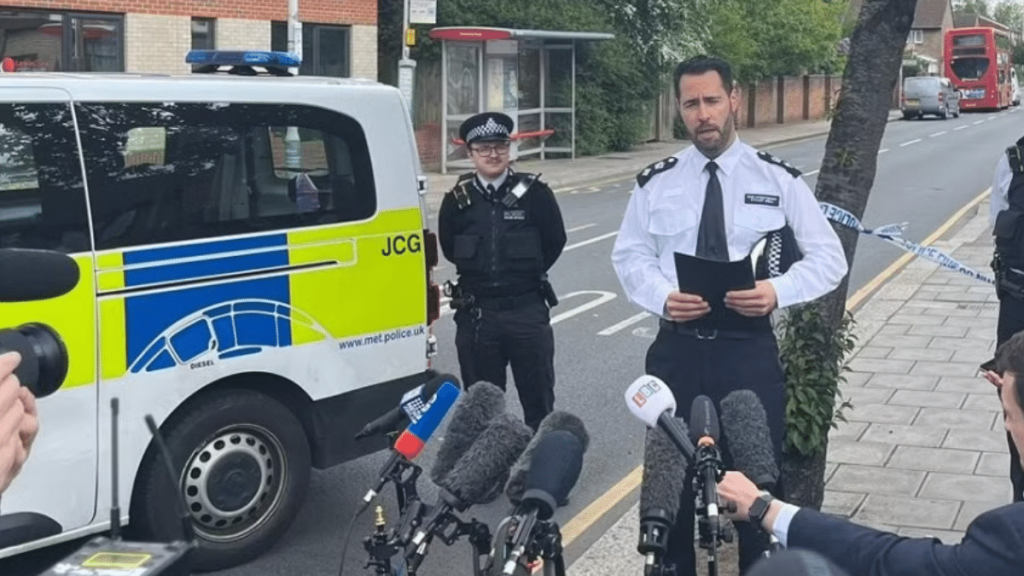 Londres Un adolescente de 14 años murió y otras cuatro personas resultaron heridas por un ataque perpetrado este martes por la mañana con una espada en Hainault, en el noreste de Londres.
