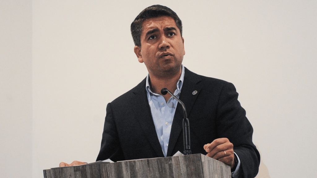 elecciones Este martes, el Gobierno ingresó a la Cámara del Senado el proyecto que busca que las próximas elecciones de alcaldes, concejales, gobernadores y consejeros regionales se desarrollen en dos días: El sábado 26 y domingo 27 de octubre.
