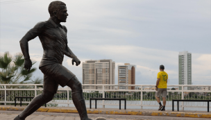 Tras salir de prisión: retiran estatua de Dani Alves en su ciudad natal