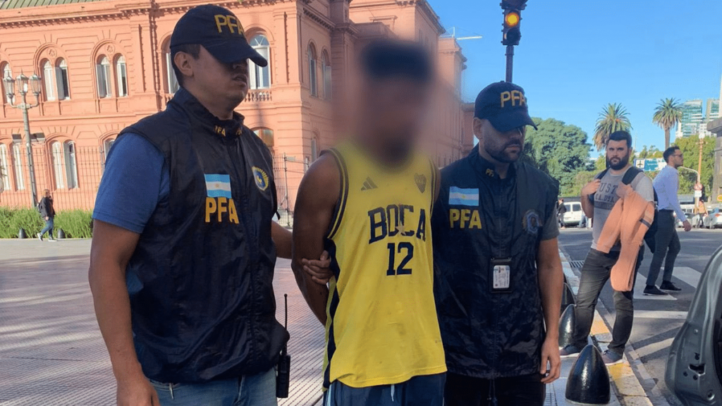 “Soy Dios y voy a matar al presidente”: Hombre es detenido por intentar ingresar a la Casa Rosada con un machete