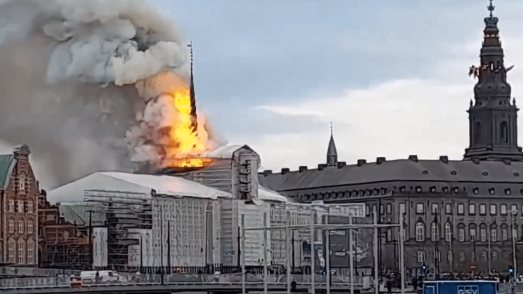 Dinamarca: Incendio afectó a histórico edificio de la Bolsa de Copenhague